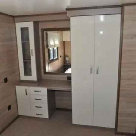 Mobilheim Zweiundvierzig In Kamp alanı Lychen