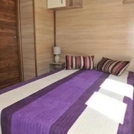 Mobilheim Zweiundvierzig In Kamp alanı